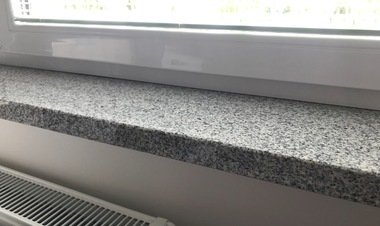 Okenní parapet ze žuly - SVĚTLE ŠEDÝ  1200x250 hranatý